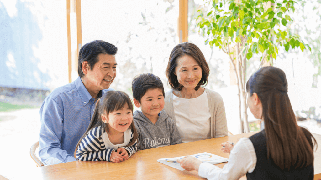 空き家の活用方法を相談している家族