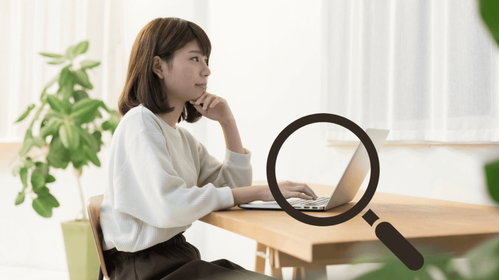 ネットで空き家を探す女性