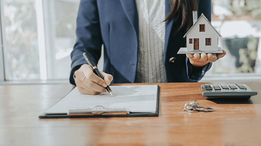 不動産投資の注意点を勉強する女性