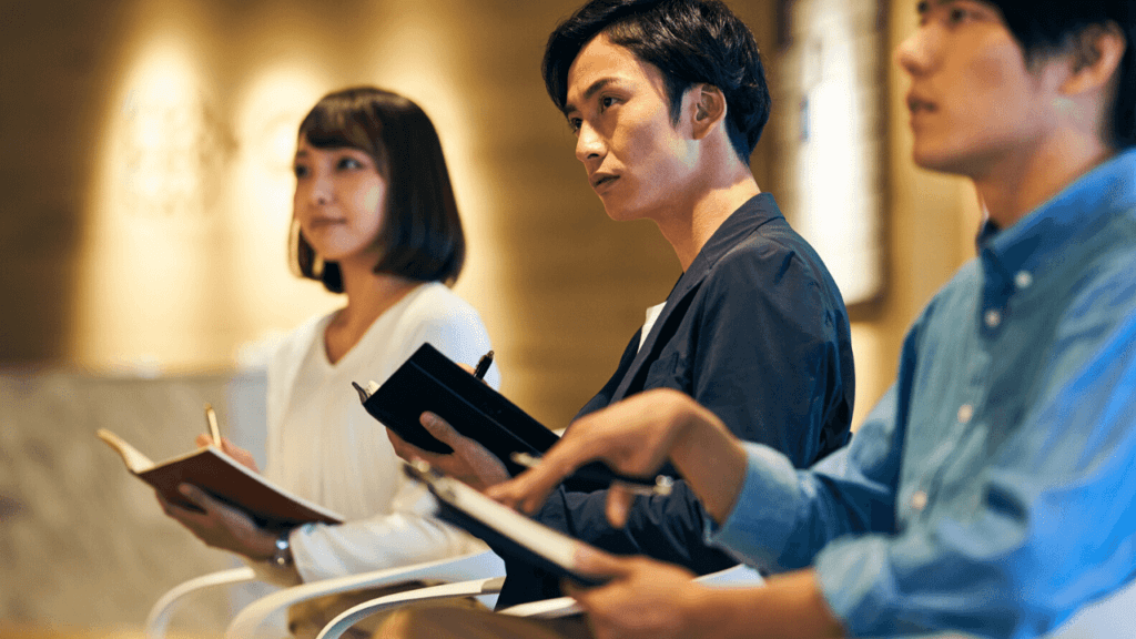 熱心にセミナーを受講する人