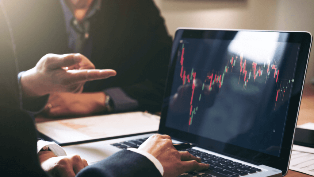 パソコンでチャートを見る人