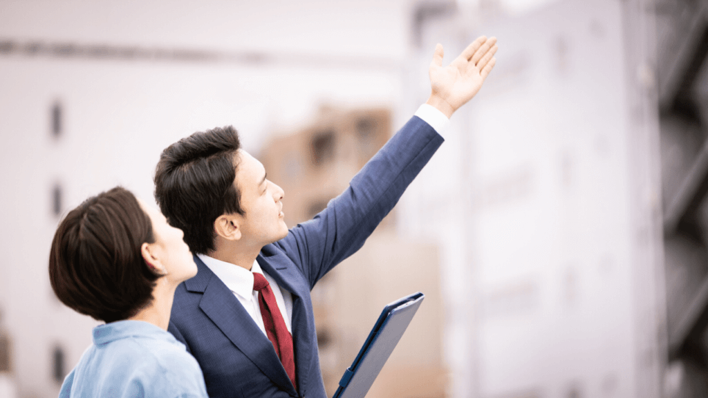 営業マンと物件選びをする女性