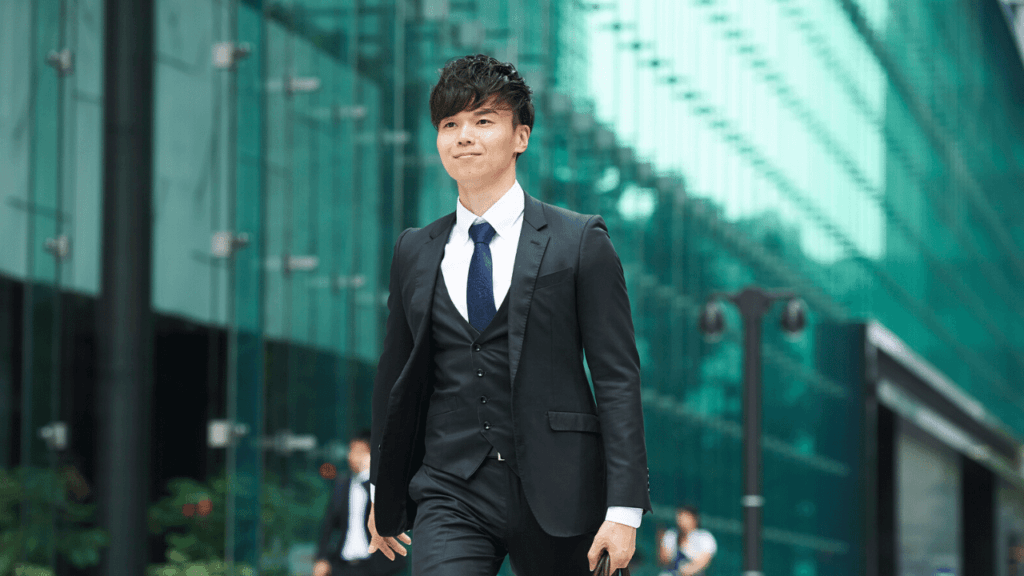 前向きな表情で出勤するサラリーマン