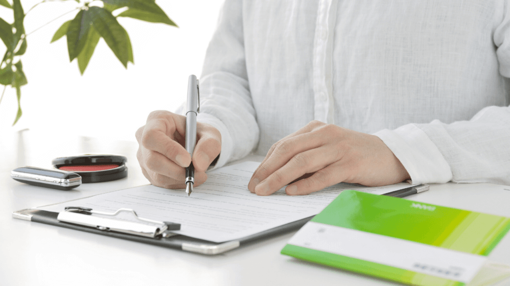 契約書にサインをする人