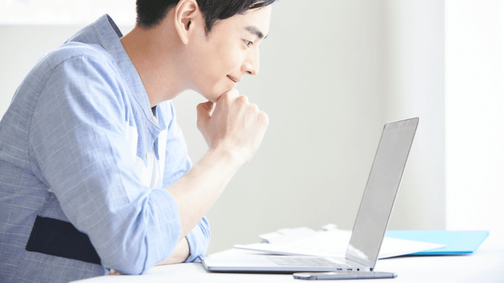 パソコンを覗き込む男性