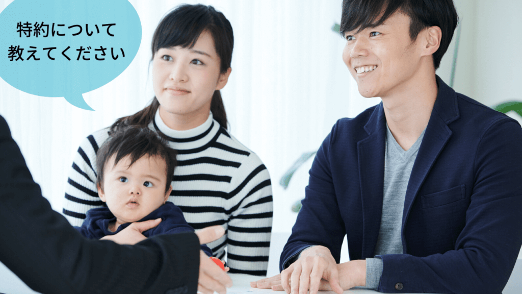赤ちゃんを連れて保険について質問する若い夫婦