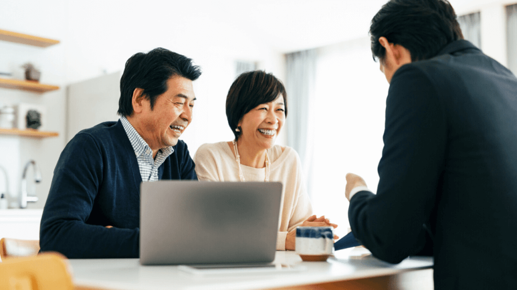 専門家に不動産の相談をする夫婦