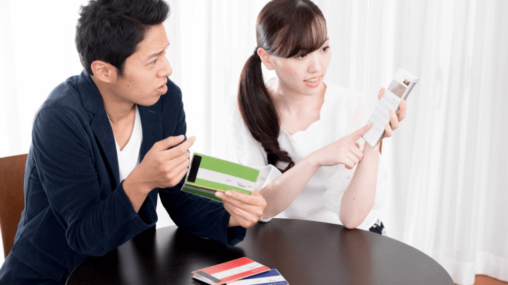 通帳の残高を確認する男女