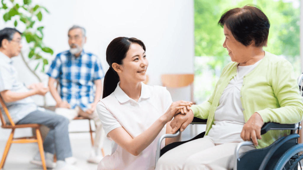 介護施設で笑顔の女性