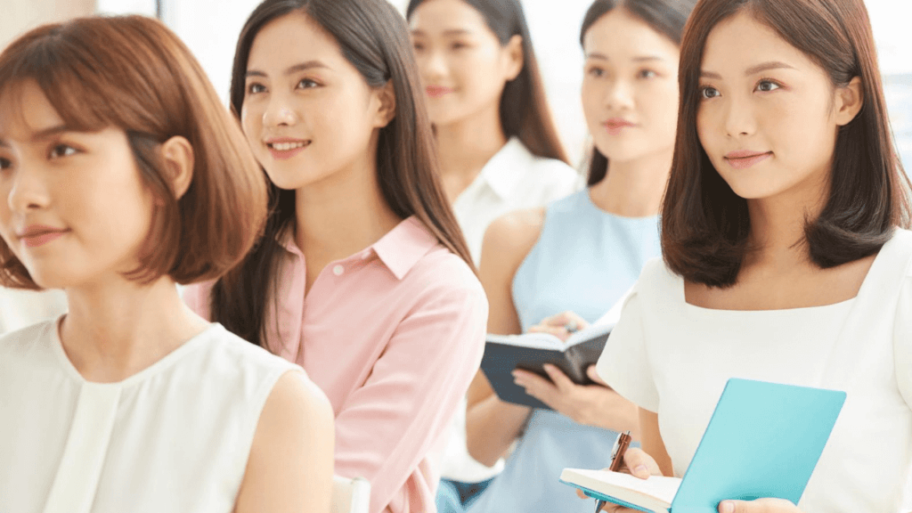 マネーセミナーに参加する若い女性たち