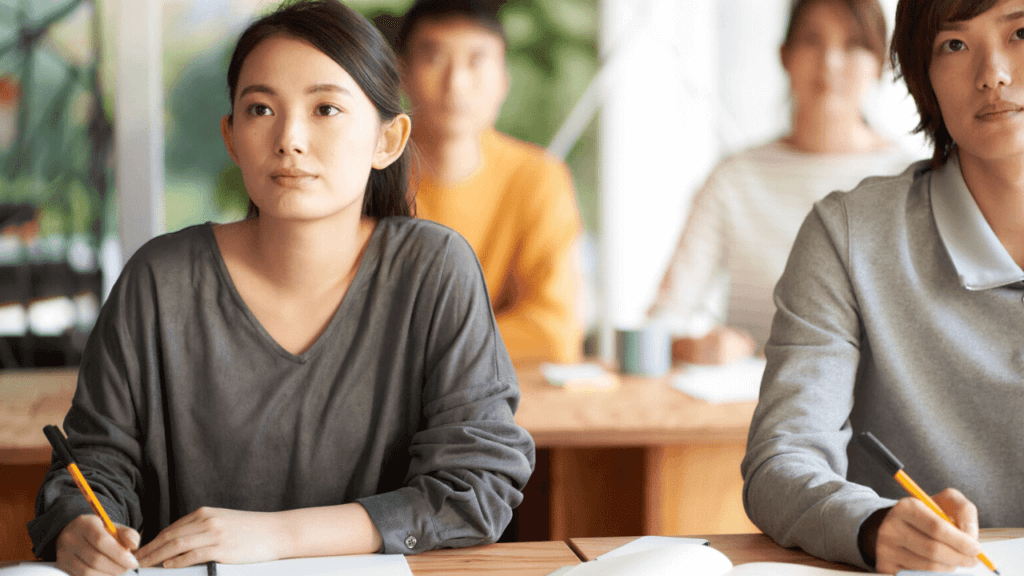 真剣な眼差しでセミナーを受講する女性