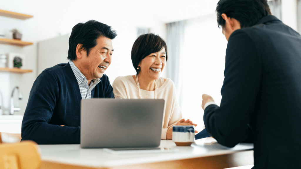 笑顔のシニア夫婦