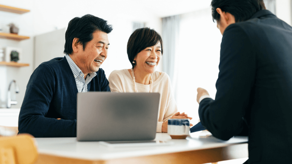 専門家に土地活用の相談をする夫婦