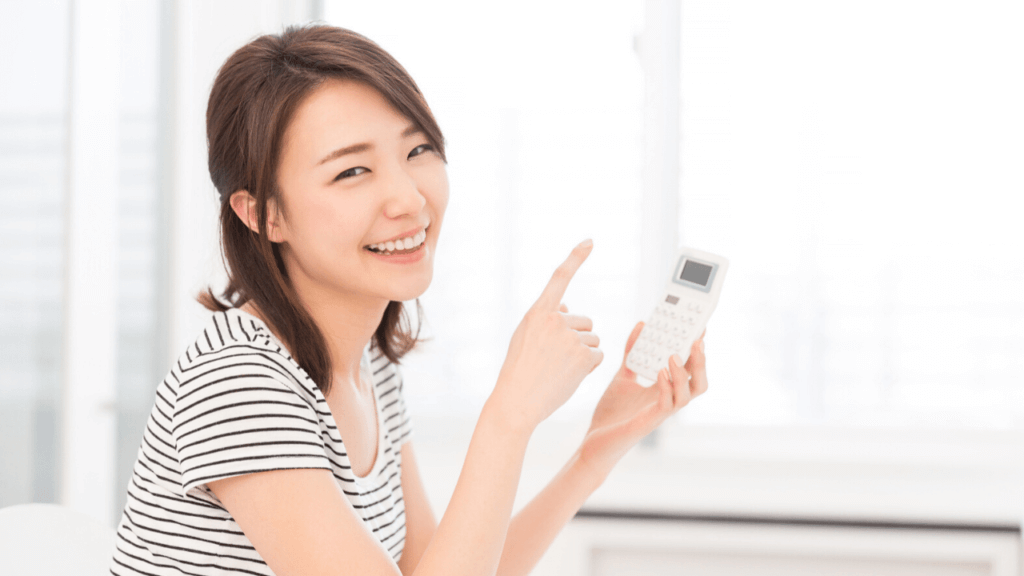 電卓を手にして笑顔の女性
