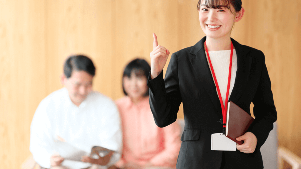 不動産セミナーを受ける夫婦と講師