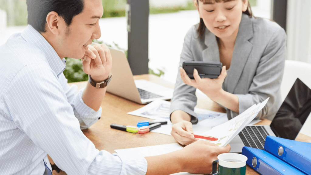 不動産の運用戦略を練る専門家