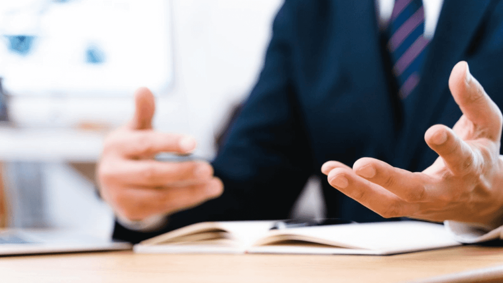 公認不動産コンサルティングマスターが物件の説明をしている