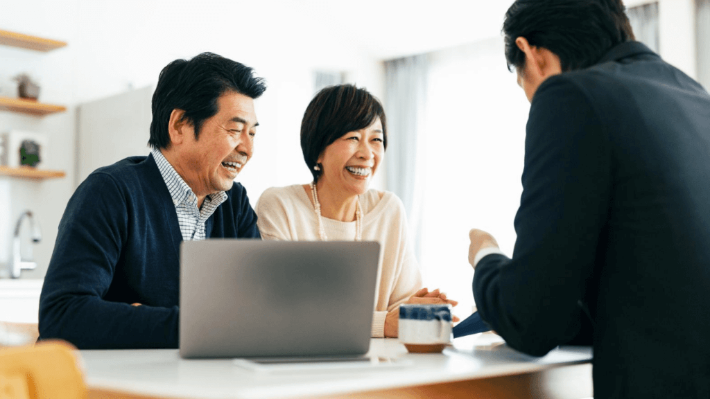 公認不動産コンサルティングマスターから説明を受けて安心している夫婦