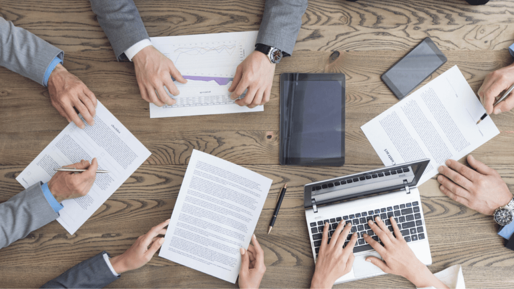 忙しそうなデスクの様子