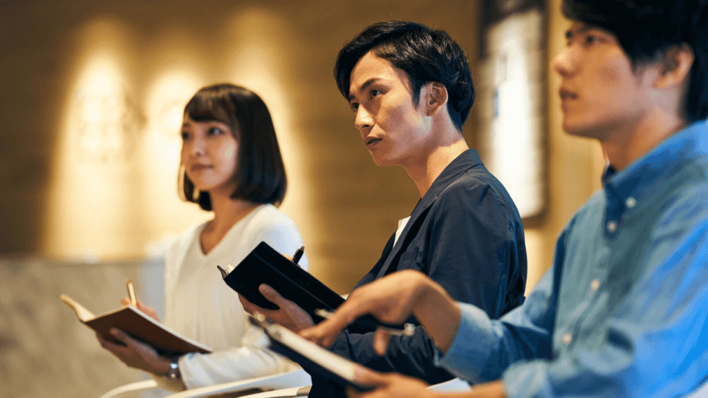 投資セミナーに参加する男女