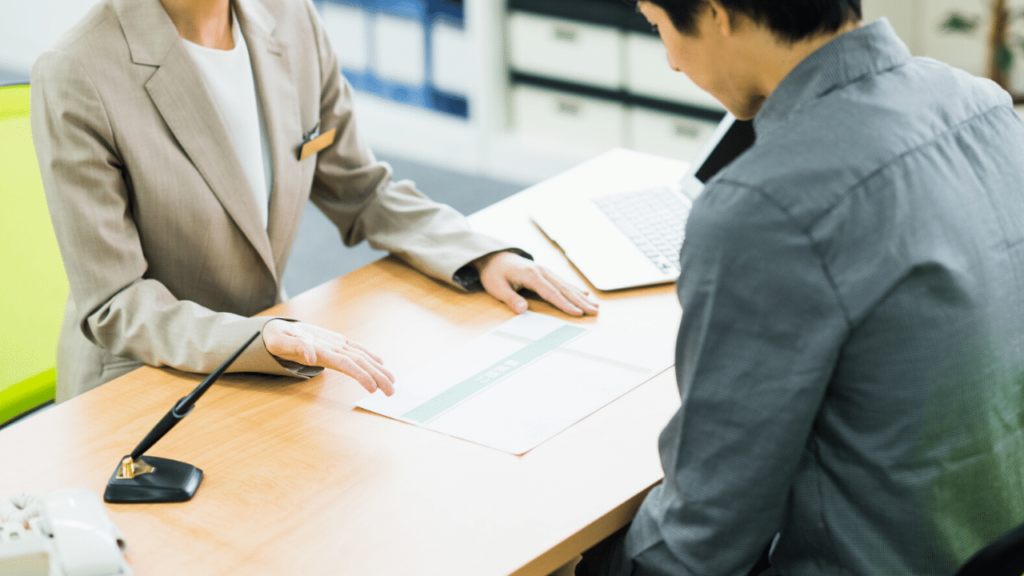 自治体の窓口で説明を受ける男性