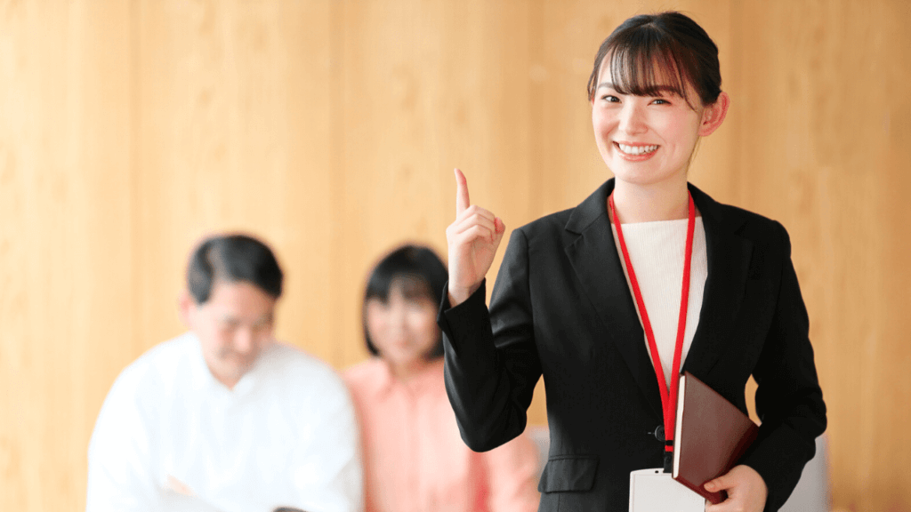 シニア夫婦の前で笑顔のファイナンシャルプランナー