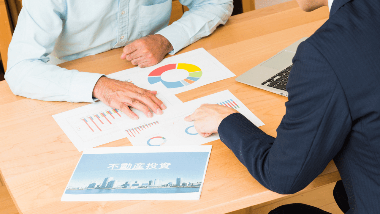 空き家投資の専門家と商談する