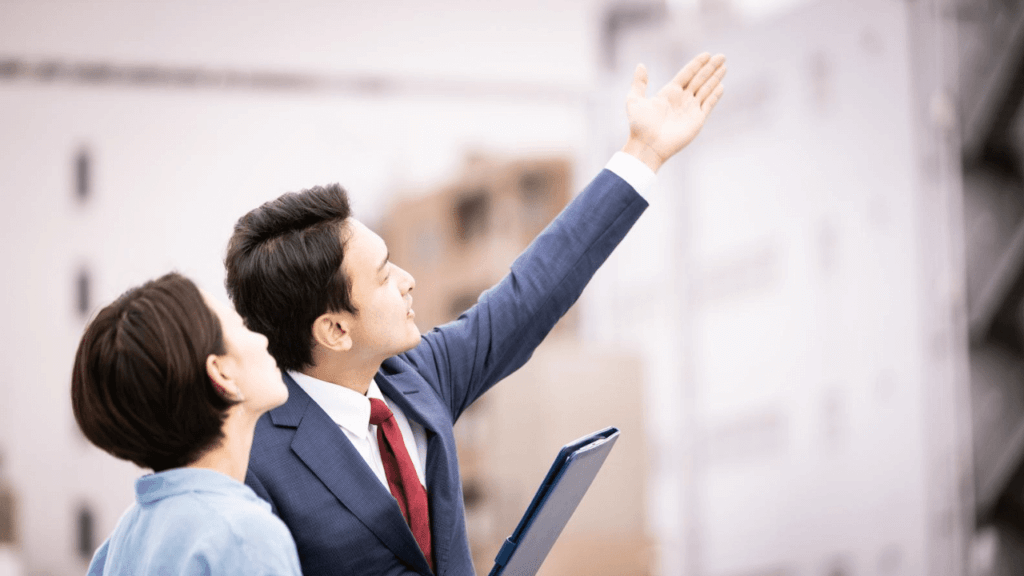 物件の周辺環境をみている