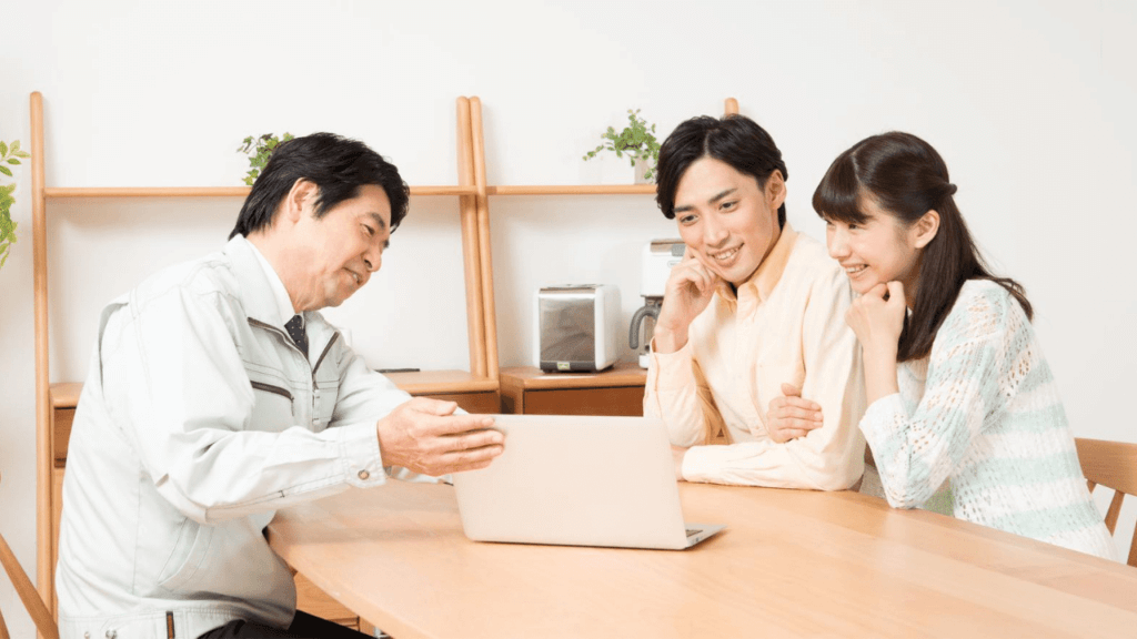 専門家にリフォームの相談をする夫婦