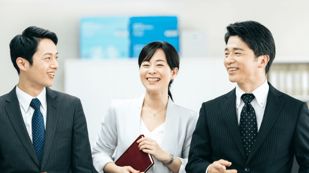 笑顔で談笑する公務員