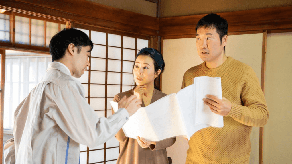 工務店スタッフに相談をする夫婦