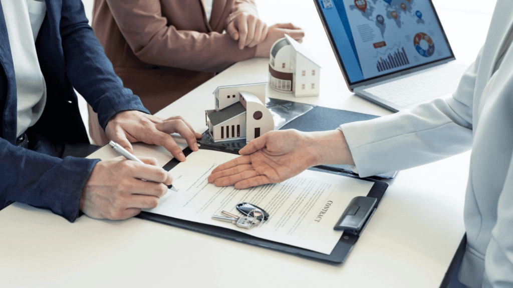 孤独死保険の契約をする不動産オーナー