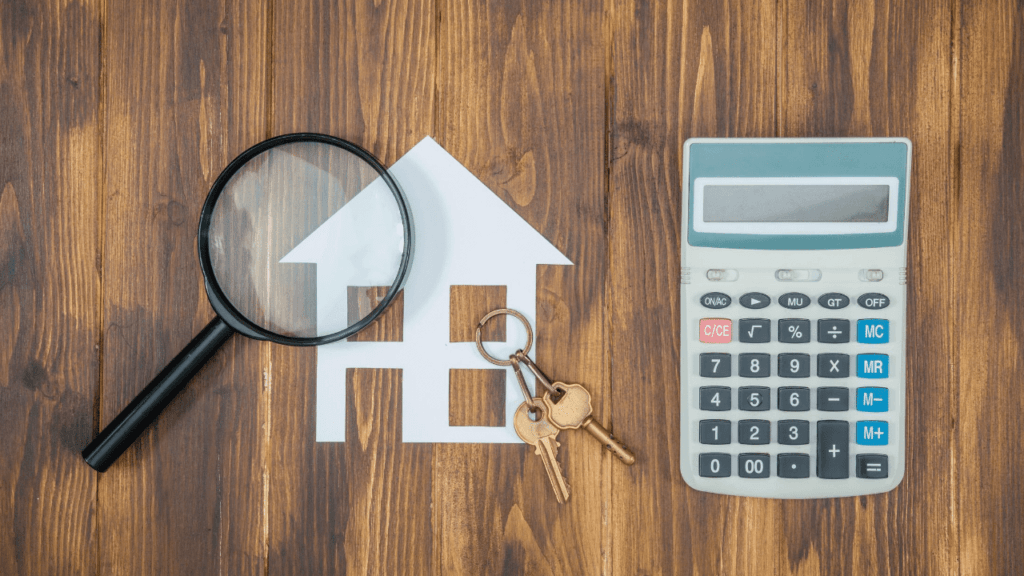 家の模型と電卓