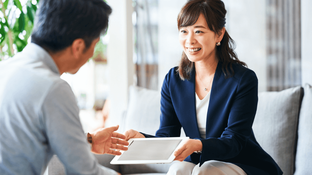 不動産業者がキャッシュフローについて説明している