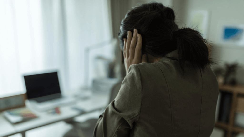 騒音に悩む女性