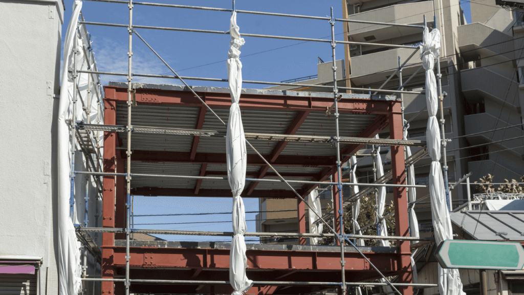鉄骨造の建物の建設風景