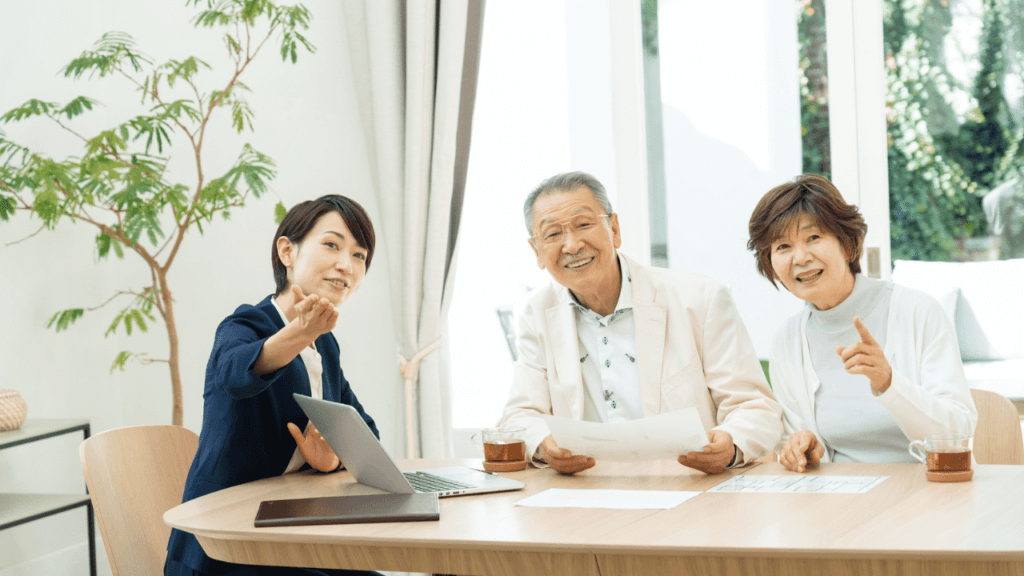 不動産会社の社員からアドバイスを受ける夫婦
