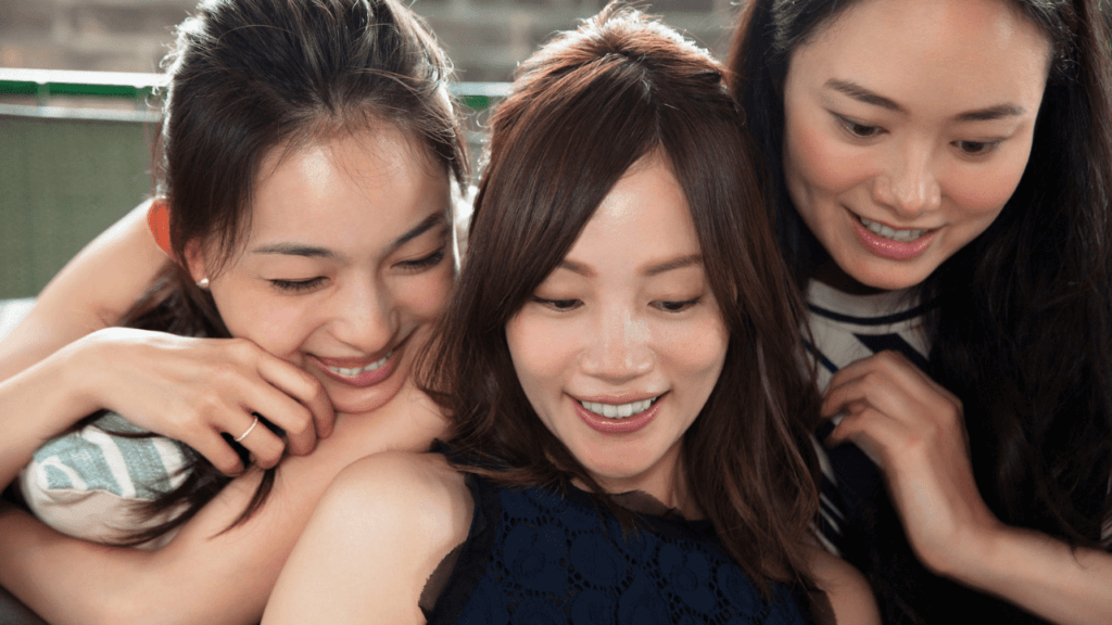 女性3人組が不動産投資ファンドを検討している