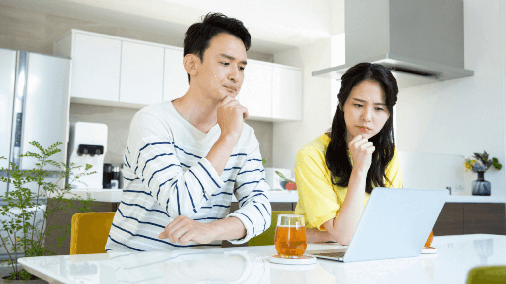 土地査定の一括サイトを見ている夫婦