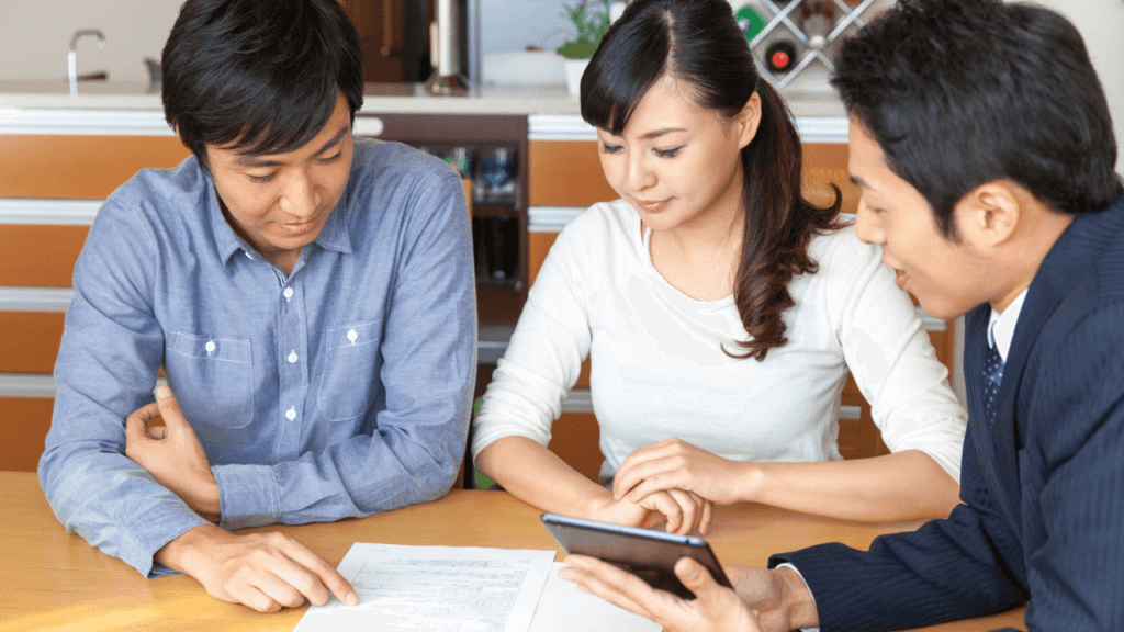 不動産投資セミナーで個別相談する夫婦