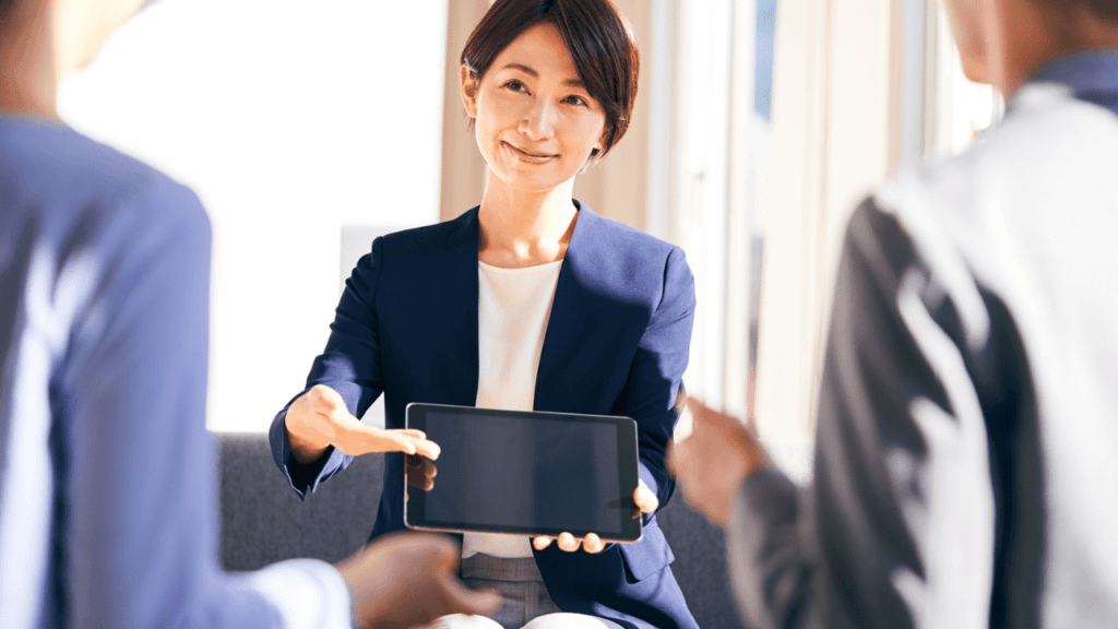 家賃保証会社の説明をする不動産アドバイザー