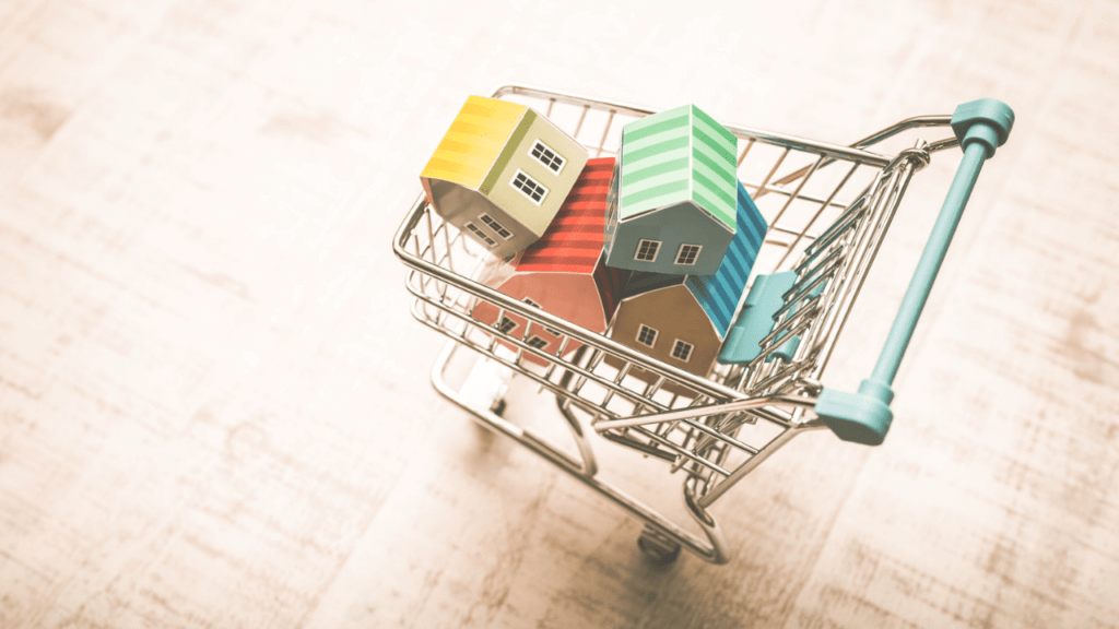 ショッピングカートに家の模型がたくさん入っている