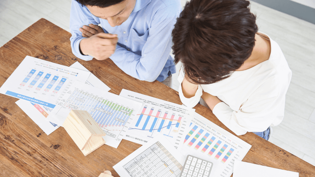 資産計画を見ている夫婦