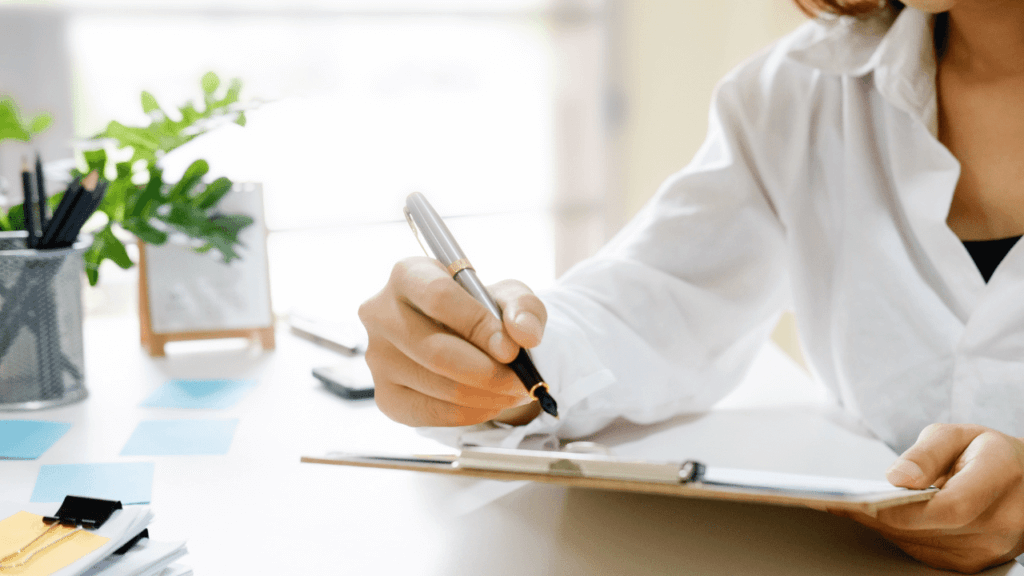 チェックリストで診断する女性