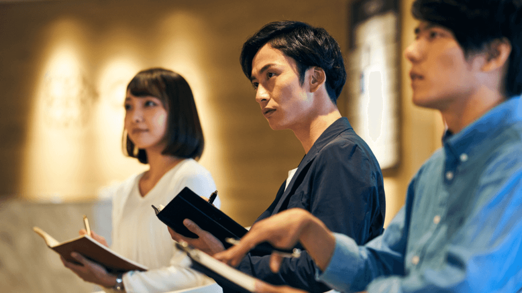 マネーセミナーに参加して学ぶ人達