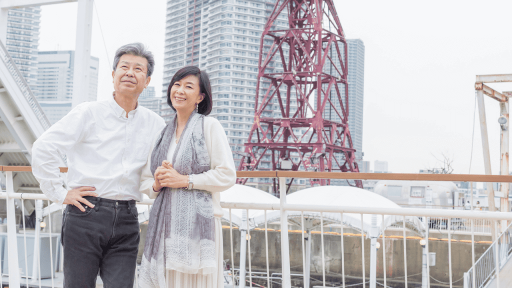 笑顔のシニア夫婦