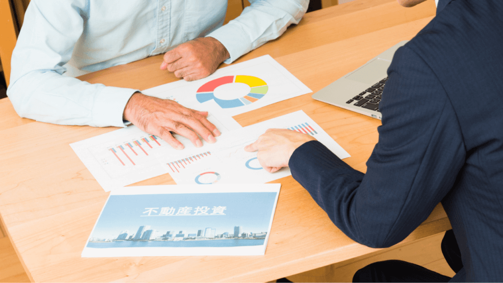 不動産業者から事業計画のアドバイスをもらうオーナー