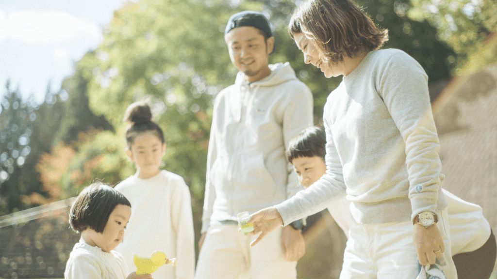 幸せに暮らす家族