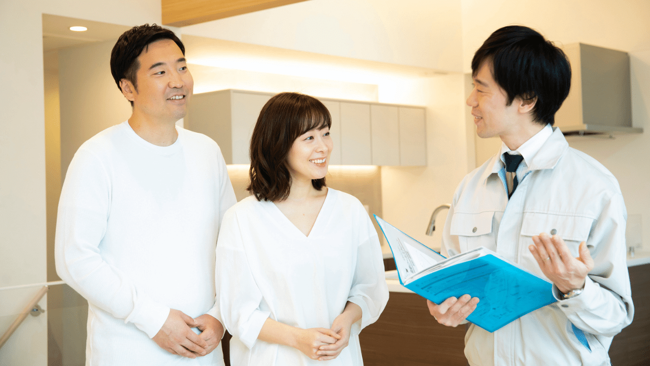 内覧対応をする大家さん