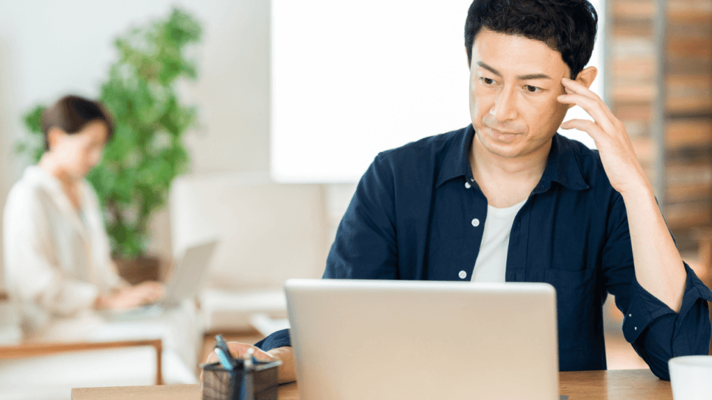 物件情報を吟味する投資家